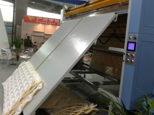 A máquina de corte estofando automatizada automatizou o fabricante da maquinaria da máquina de corte da tela da edredão