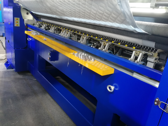 Máquina estofando automatizada do multineedle com linha de produção da edredão do dispositivo do corte de borda