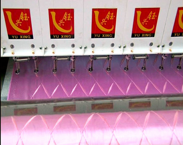 O fabricante Yuxing 33 cabeças controla máquinas estofando do bordado do ponto do fechamento para a venda