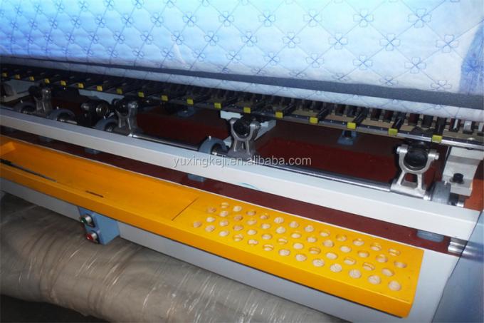 Coberturas da agulha do computador de alta velocidade de Yuxing multi que estofam o preço da máquina com dispositivo do corte de borda